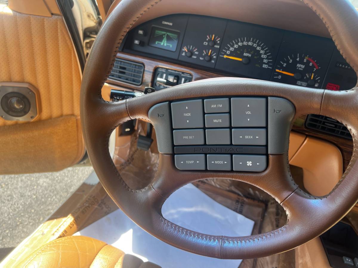 Pontiac-bonneville-1990-white-7