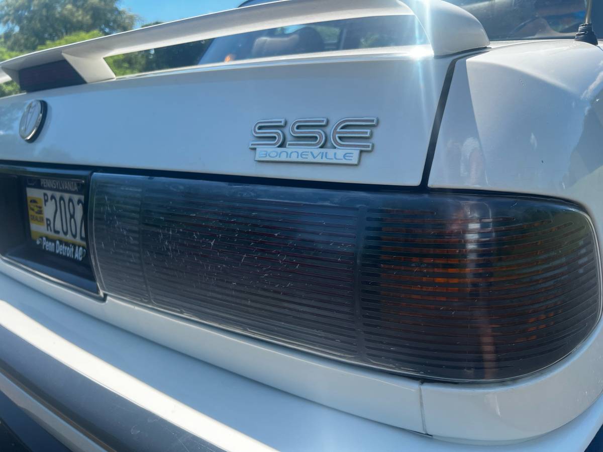 Pontiac-bonneville-1990-white-8