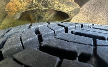 Pontiac-bonneville-1990-white-9