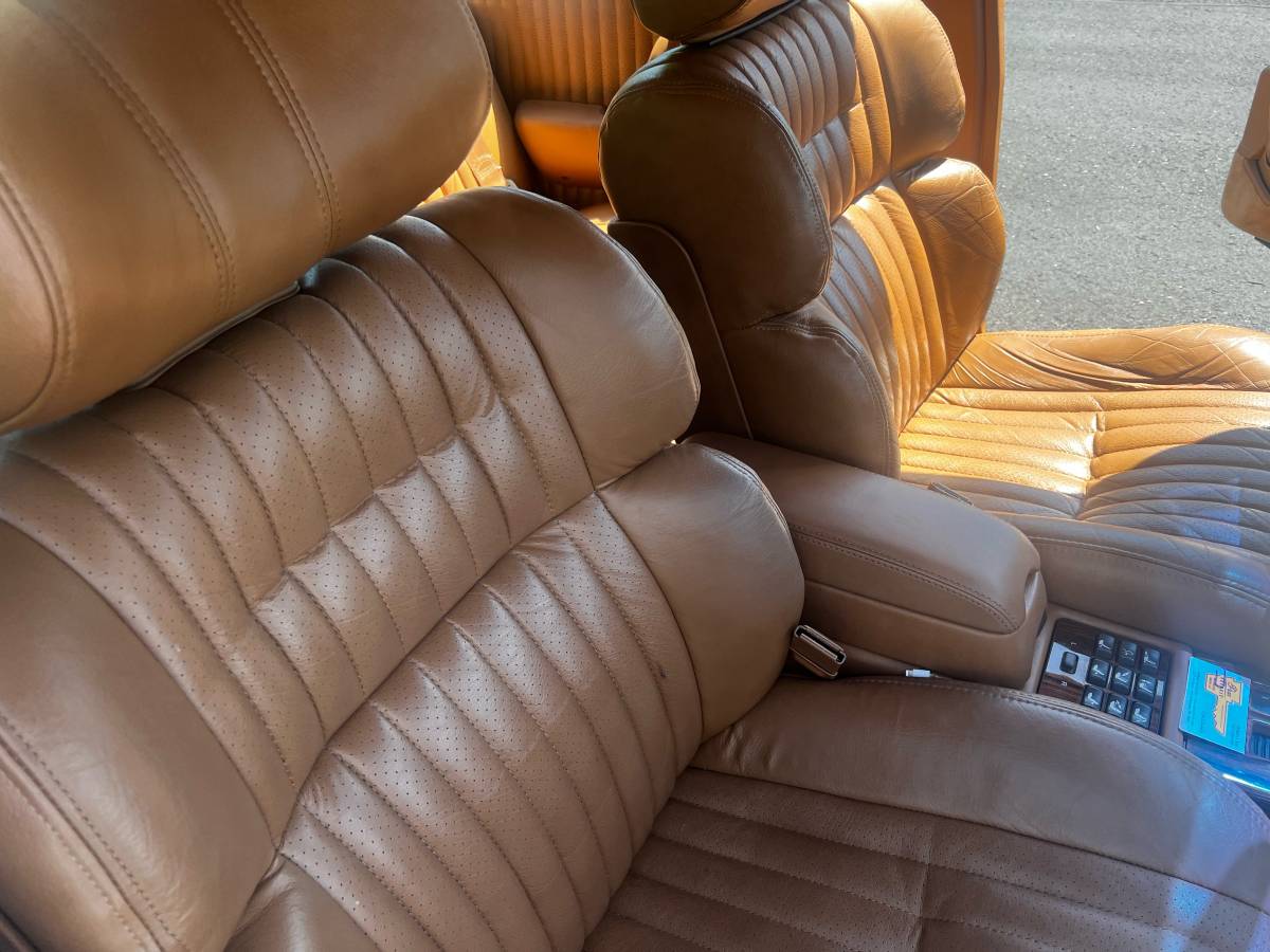 Pontiac-bonneville-1990-white