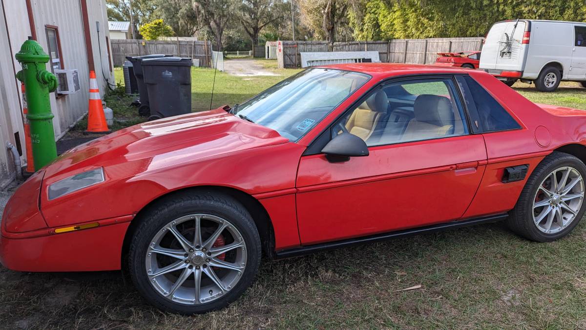 Pontiac-fiero-1987-red-2