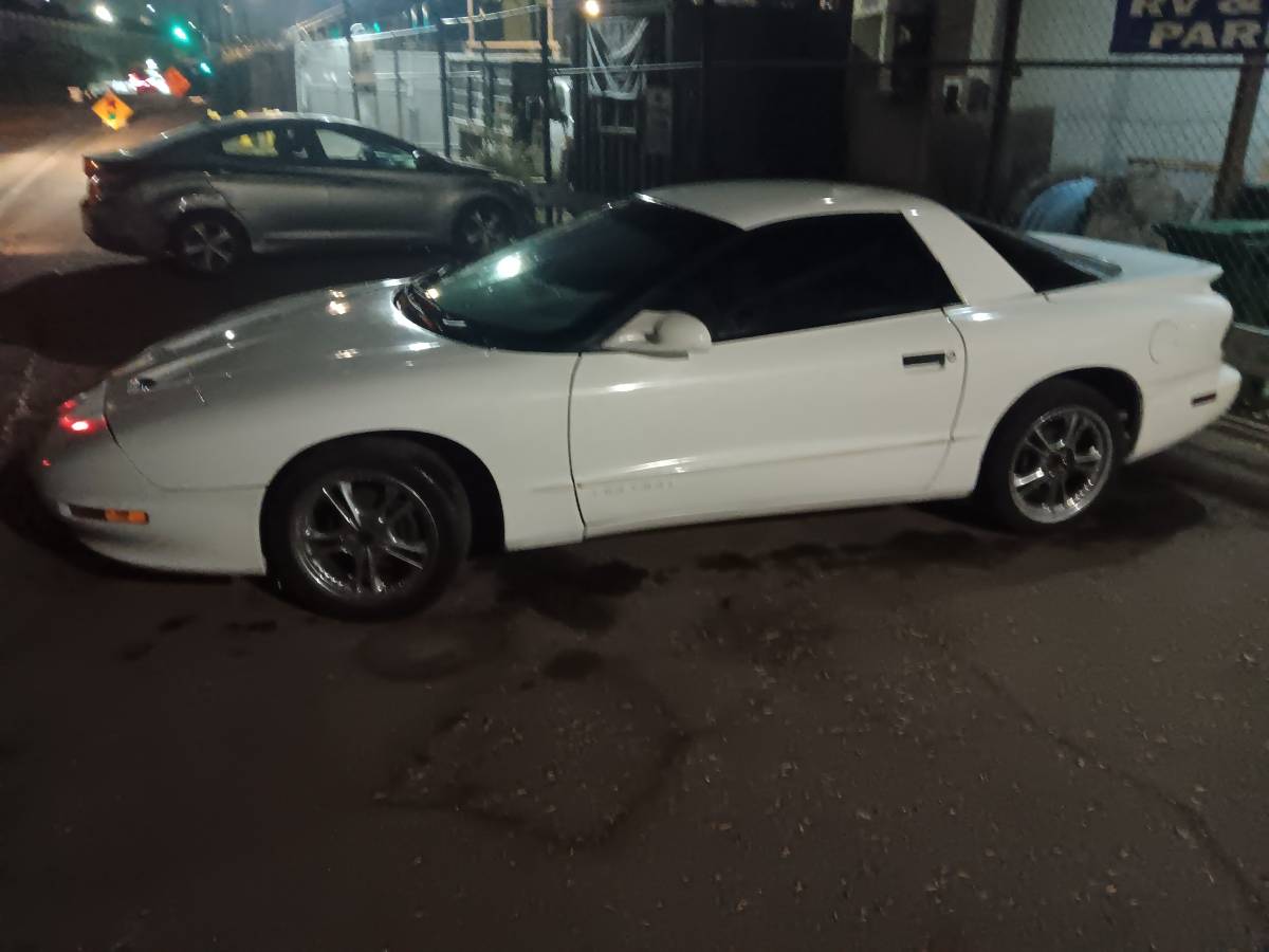 Pontiac-firebird-1995-white-5