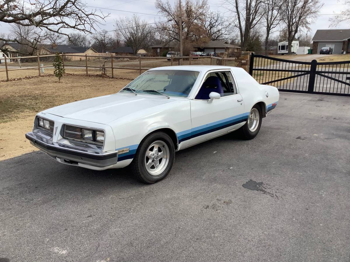 Pontiac-sunbird-1979-white-1