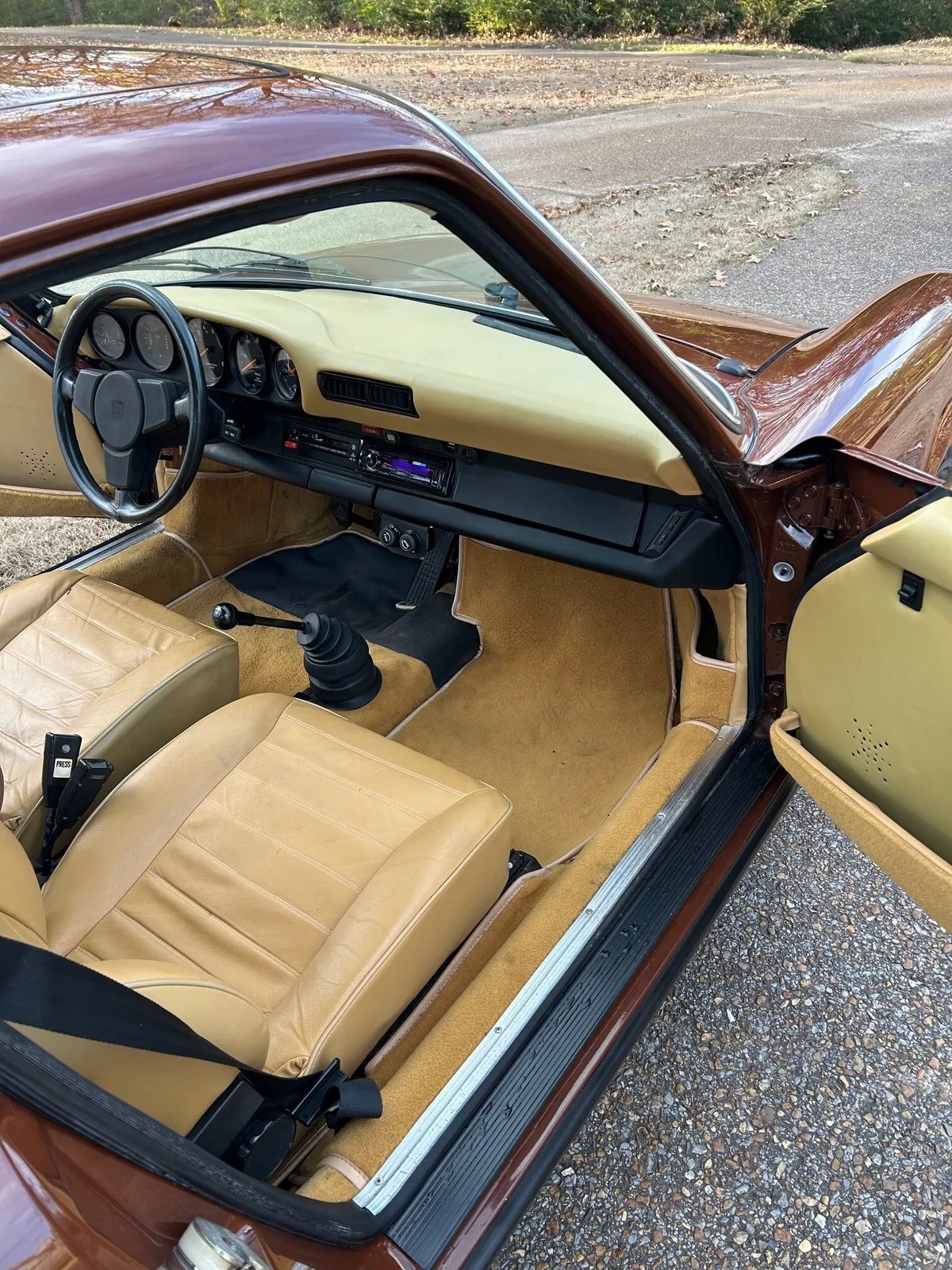 Porsche-911-1977-Bitter-Chocolate-Tan-3