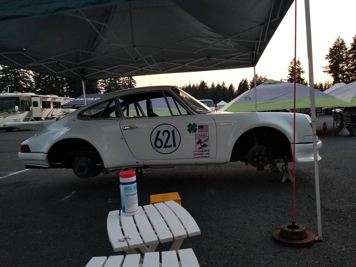 Porsche-911-vintage-racecar-1971-white-4