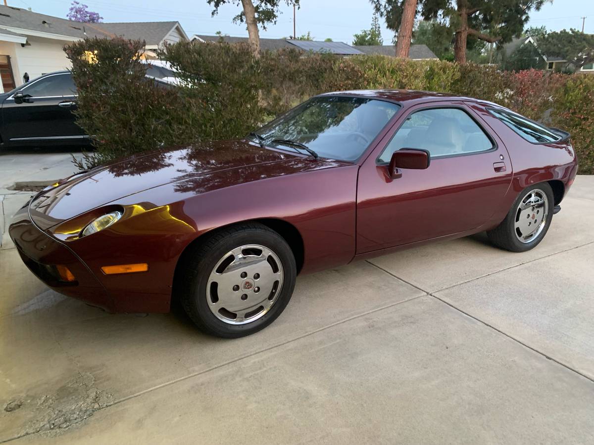 Porsche-928-1983-red