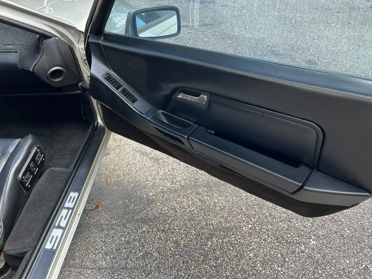 Porsche-928-1983-silver-17