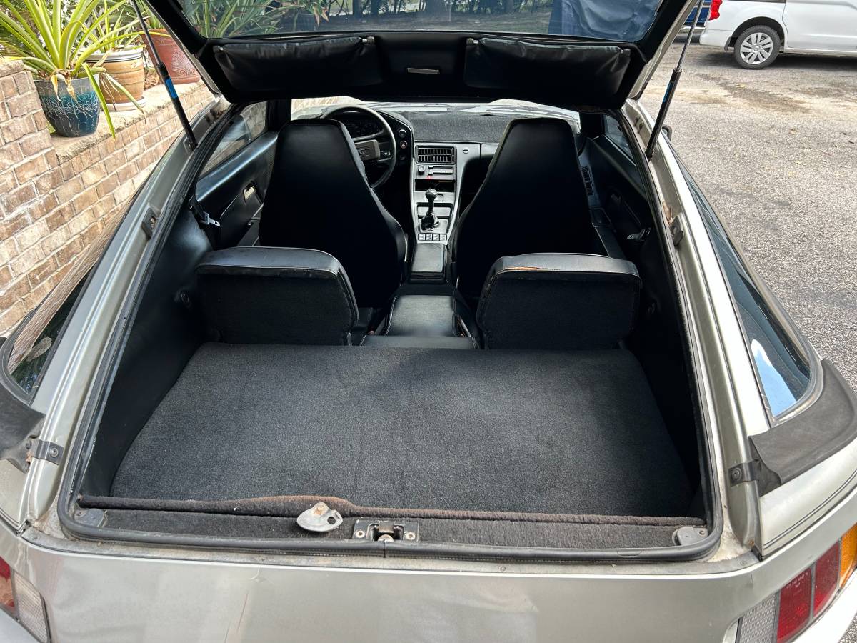 Porsche-928-1983-silver-21