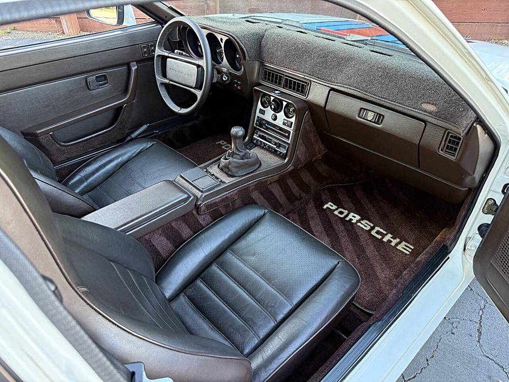 Porsche-944-1985-custom-23