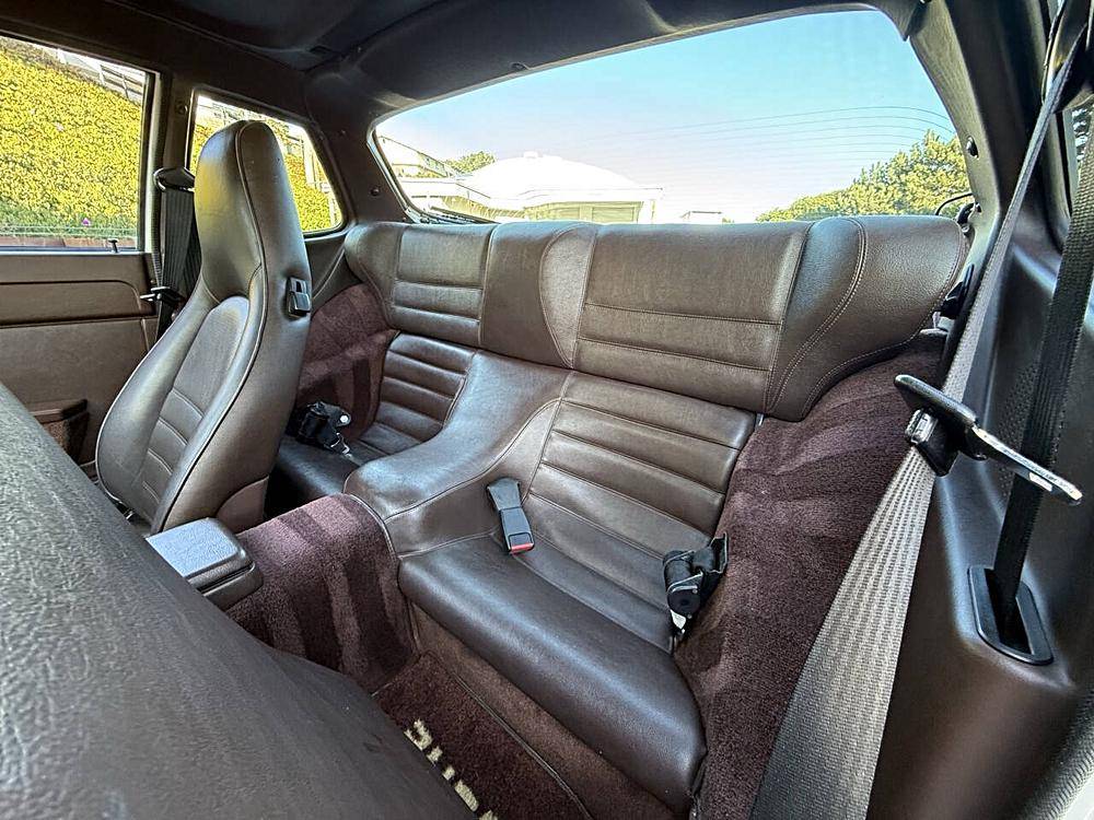 Porsche-944-1985-custom-55