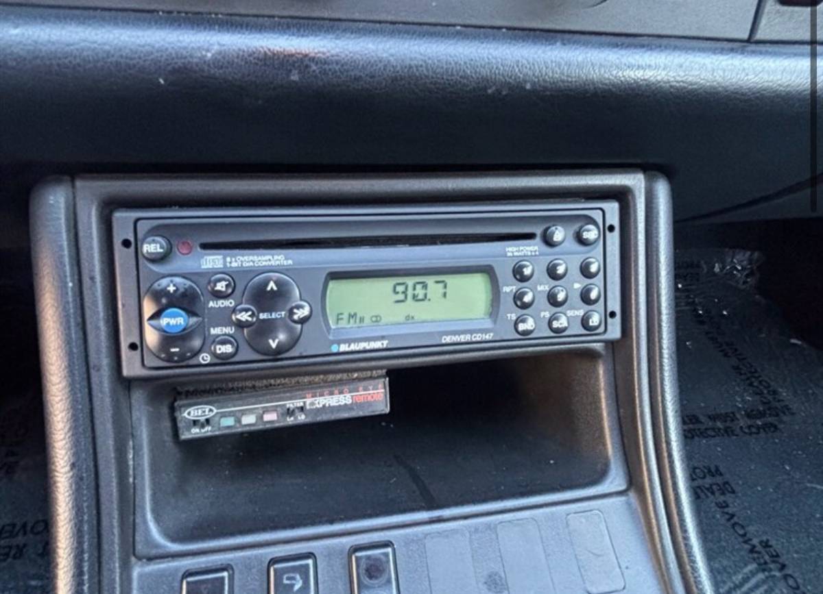 Porsche-944-1990-white-13