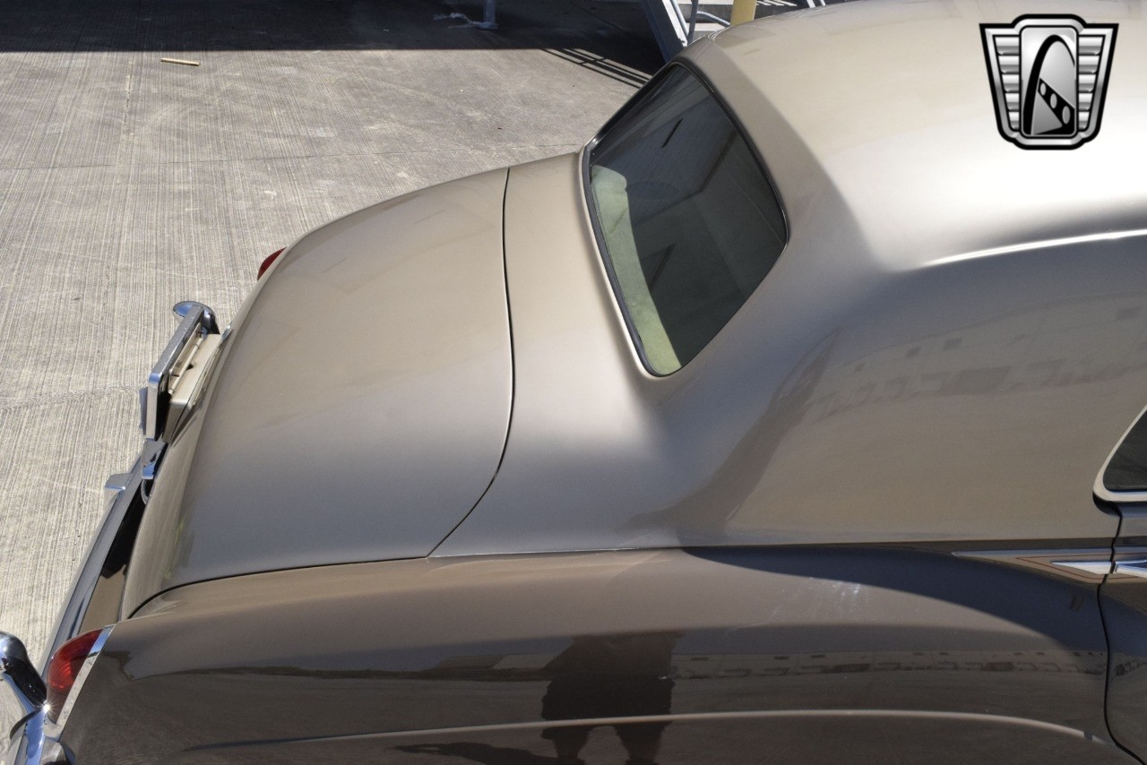 Rolls-Royce-Silver-Cloud-1965-sedan-10