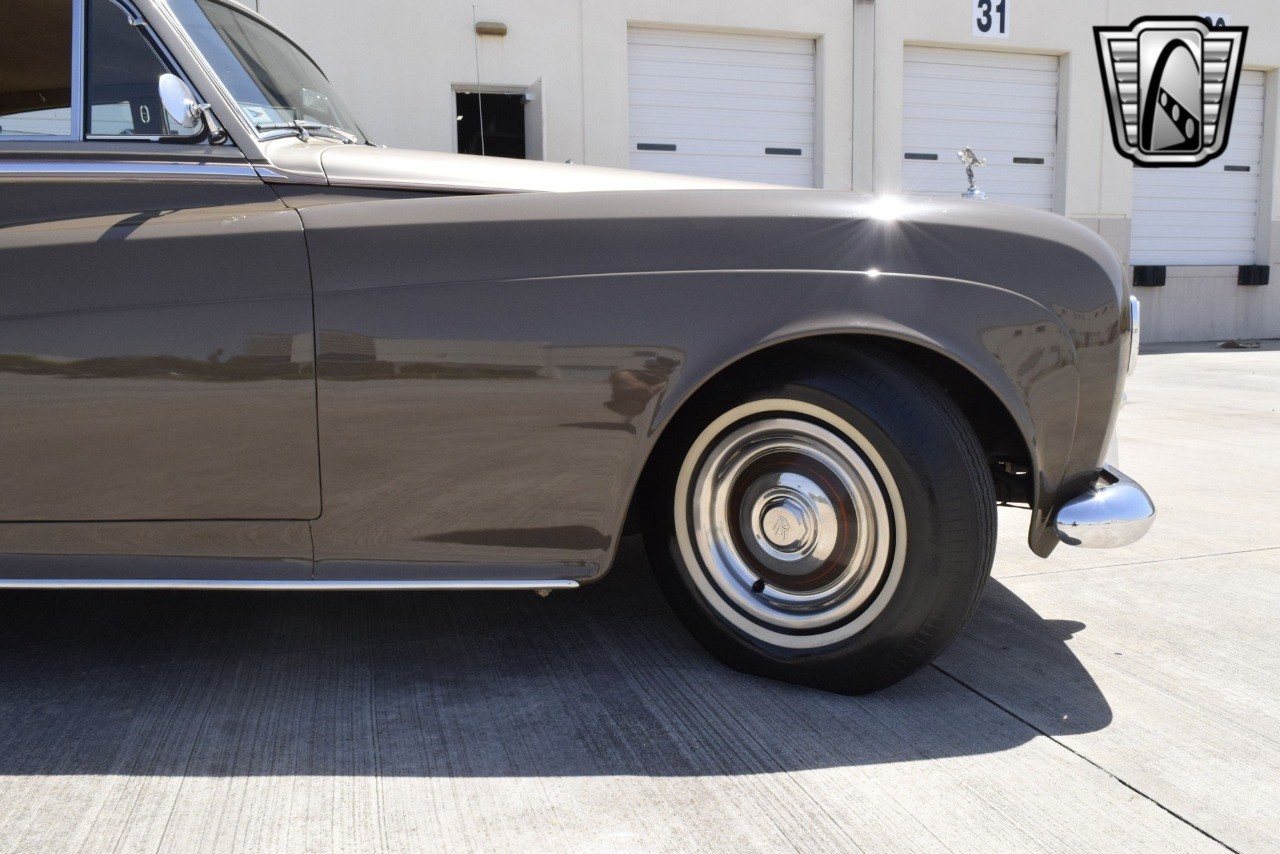 Rolls-Royce-Silver-Cloud-1965-sedan-11