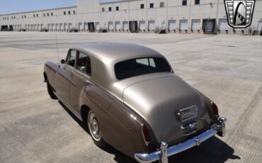 Rolls-Royce-Silver-Cloud-1965-sedan-2