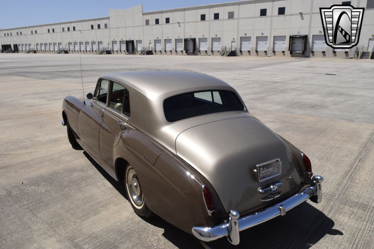 Rolls-Royce-Silver-Cloud-1965-sedan-2