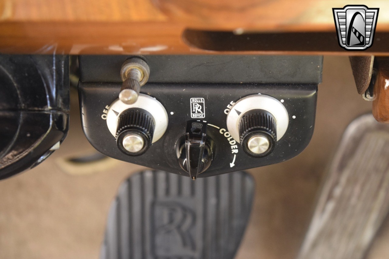 Rolls-Royce-Silver-Cloud-1965-sedan-23