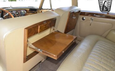 Rolls-Royce-Silver-Cloud-1965-sedan-24