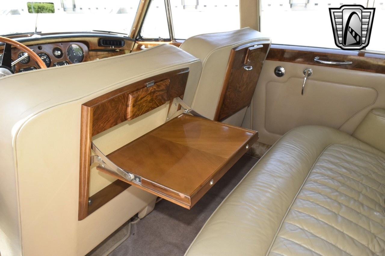 Rolls-Royce-Silver-Cloud-1965-sedan-24