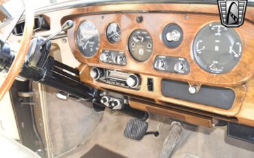 Rolls-Royce-Silver-Cloud-1965-sedan-26