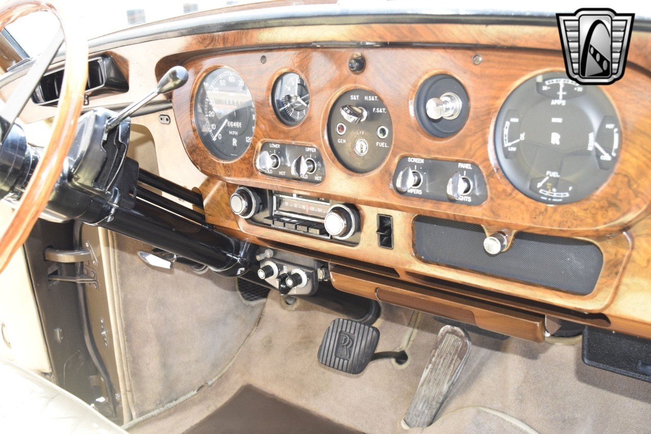 Rolls-Royce-Silver-Cloud-1965-sedan-26