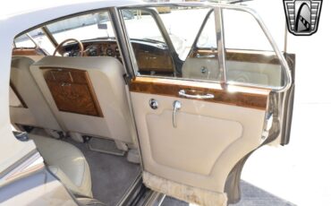Rolls-Royce-Silver-Cloud-1965-sedan-27