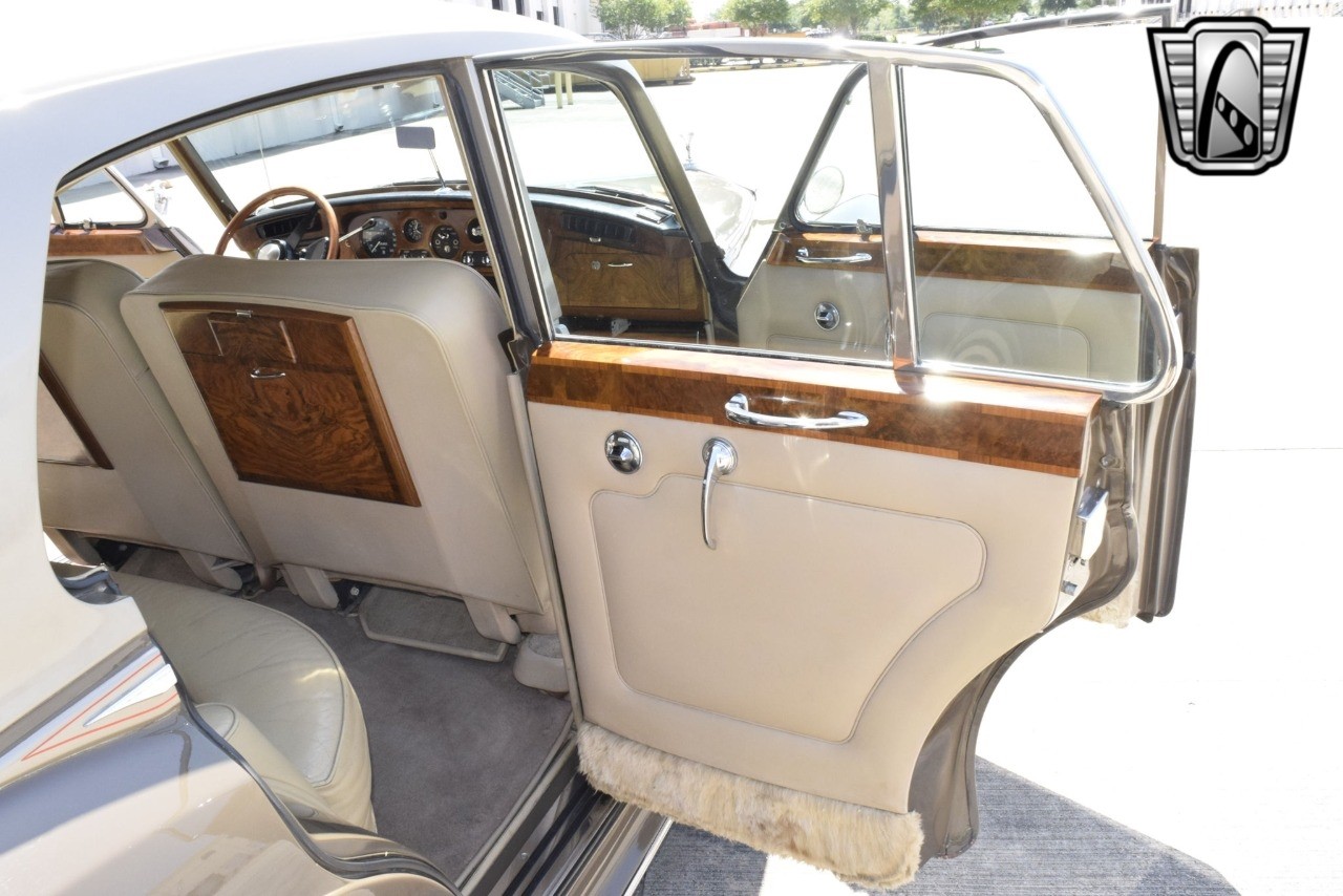 Rolls-Royce-Silver-Cloud-1965-sedan-27