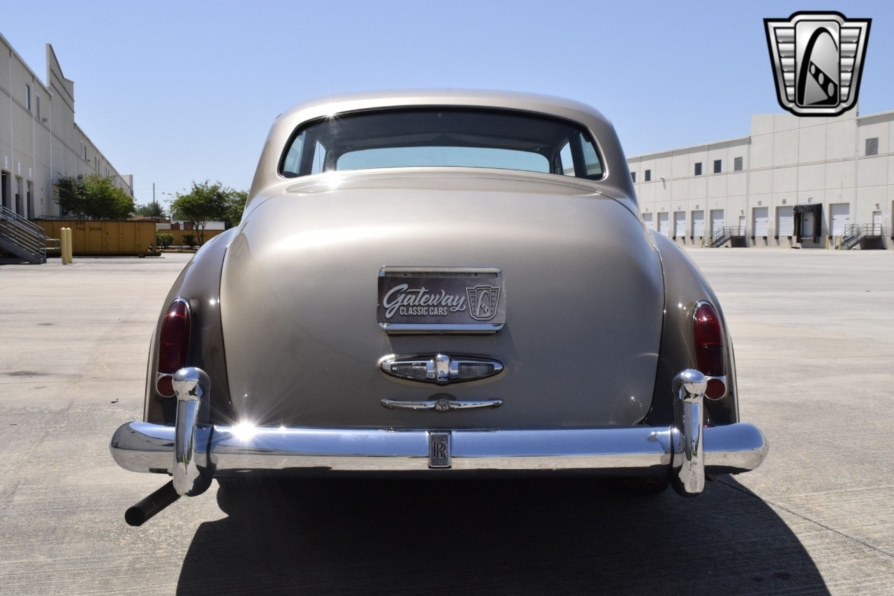 Rolls-Royce-Silver-Cloud-1965-sedan-3