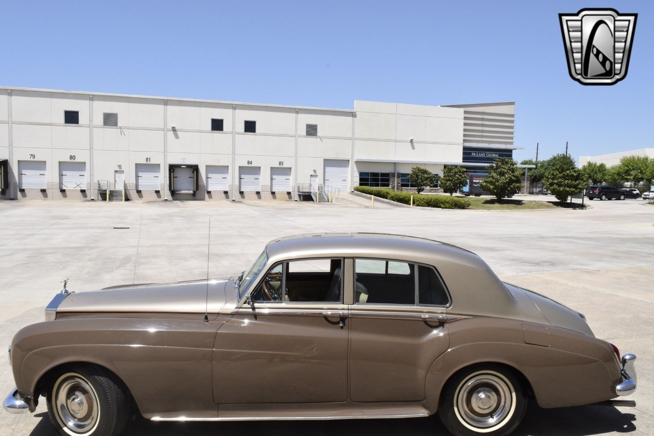 Rolls-Royce-Silver-Cloud-1965-sedan-34