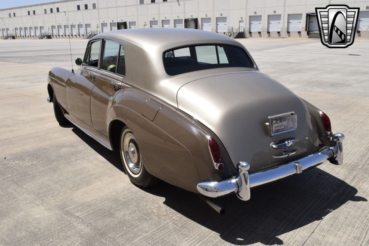 Rolls-Royce-Silver-Cloud-1965-sedan-37