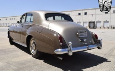 Rolls-Royce-Silver-Cloud-1965-sedan-38