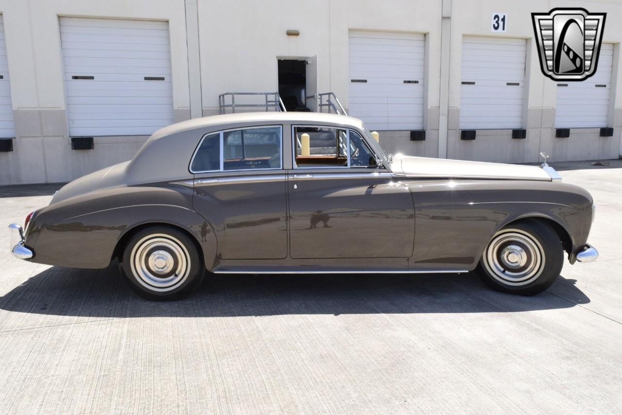 Rolls-Royce-Silver-Cloud-1965-sedan-4