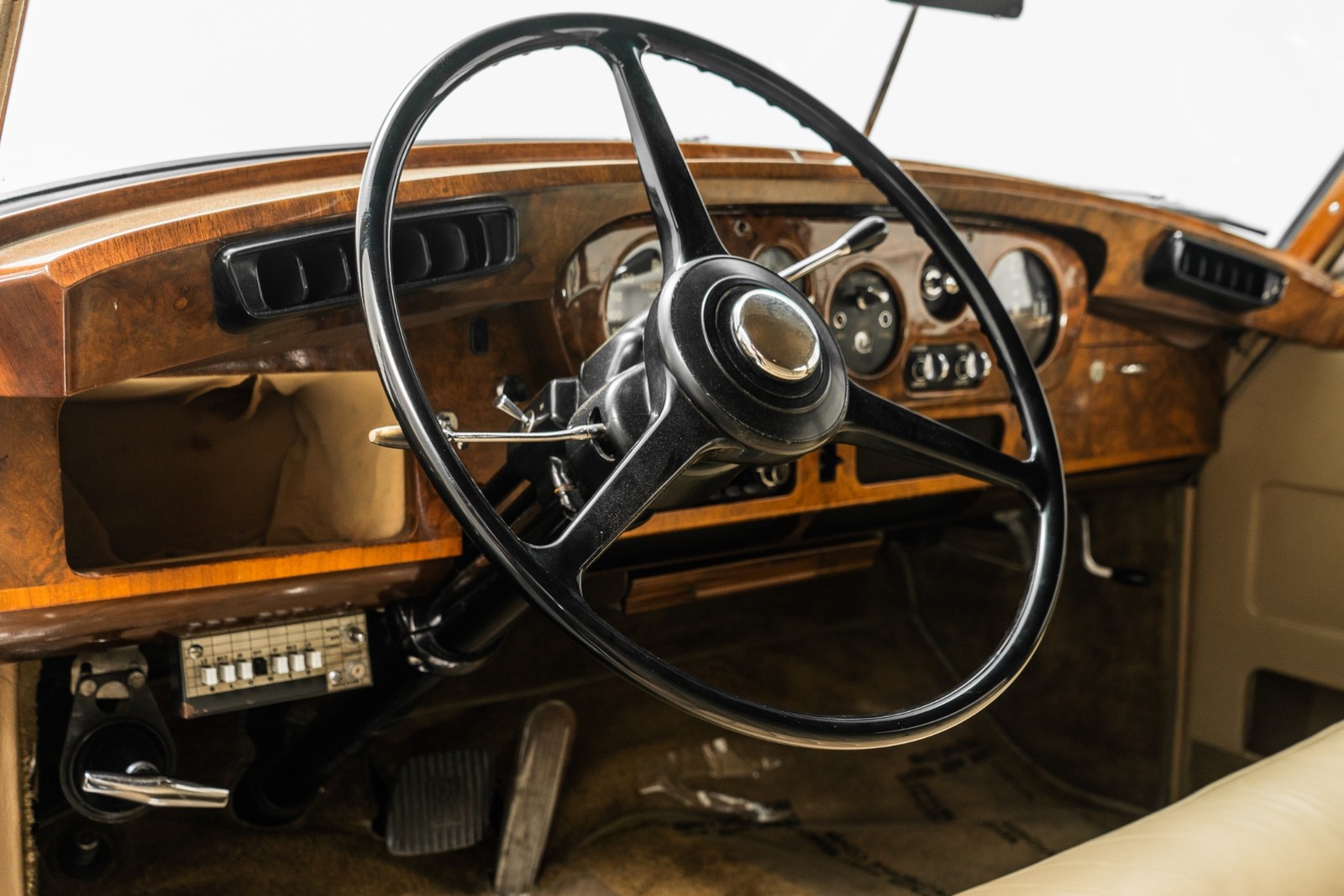 Rolls-Royce-Silver-Cloud-II-1960-Sedan-12