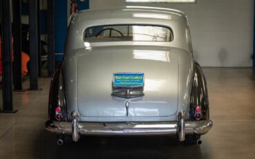 Rolls-Royce-Silver-Dawn-Lightweight-H.J.-Mulliner-1955-4-Door-Sedan-18