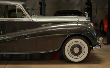 Rolls-Royce-Silver-Dawn-Lightweight-H.J.-Mulliner-1955-4-Door-Sedan-3
