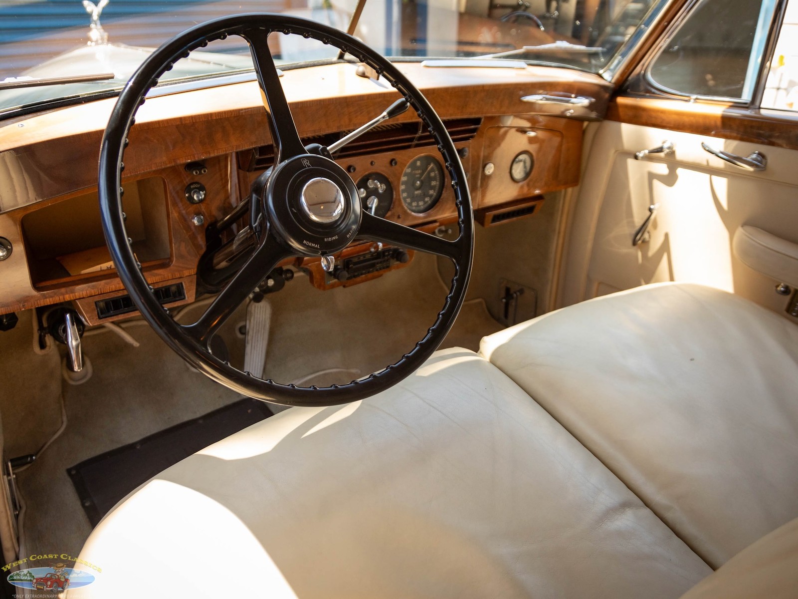 Rolls-Royce-Silver-Dawn-Lightweight-H.J.-Mulliner-1955-4-Door-Sedan-32