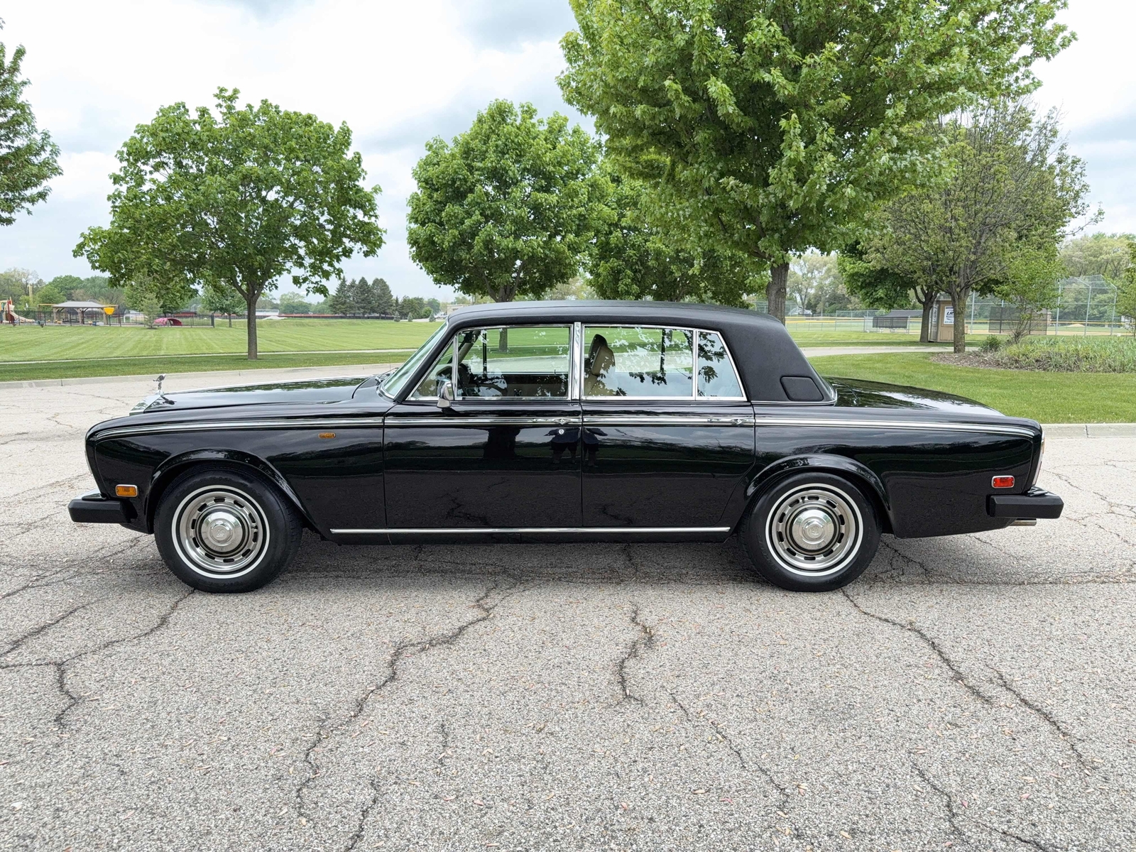 Rolls-Royce-Silver-Shadow-II-1979-Sedan-9