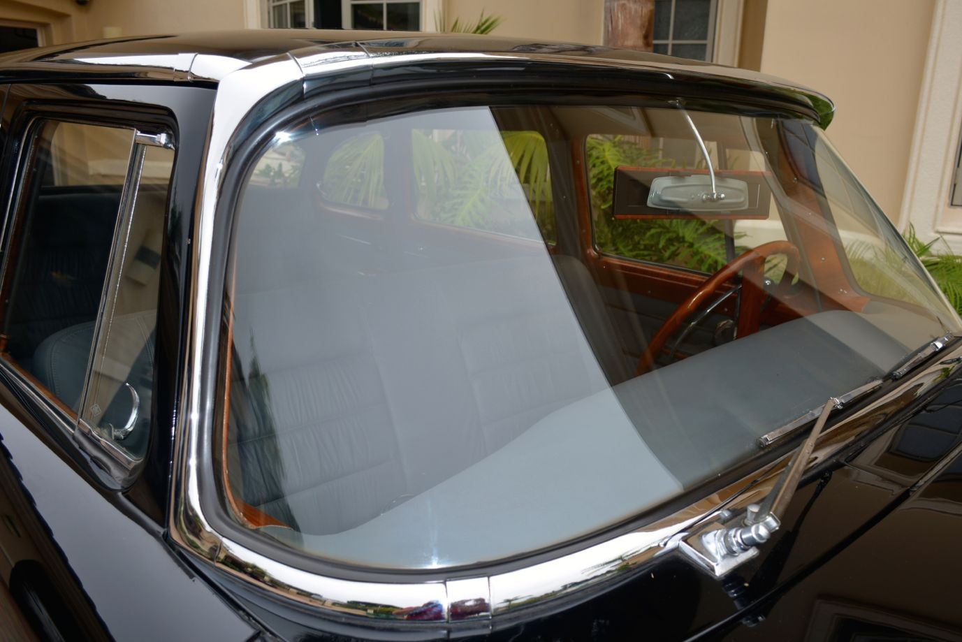 Soviet-Union-GAZ-13-1963-Sedan-13