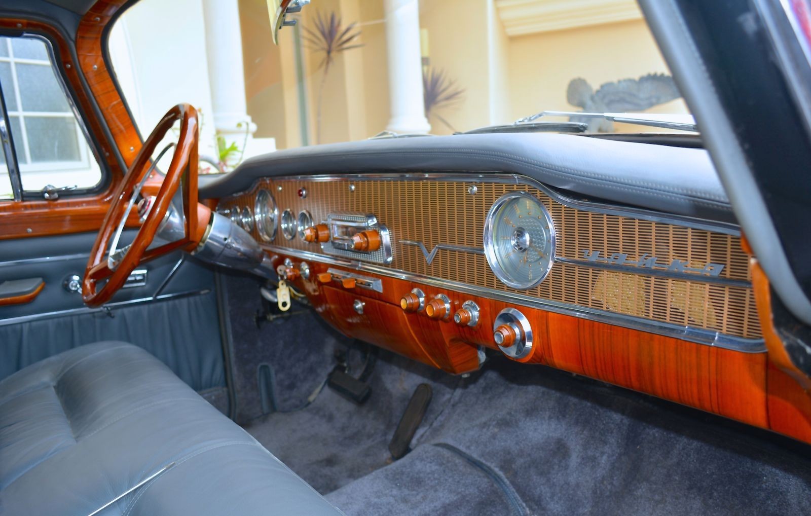 Soviet-Union-GAZ-13-1963-Sedan-17