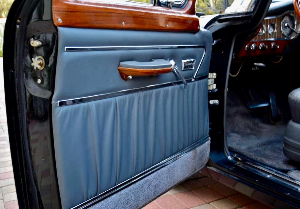 Soviet-Union-GAZ-13-1963-Sedan-21