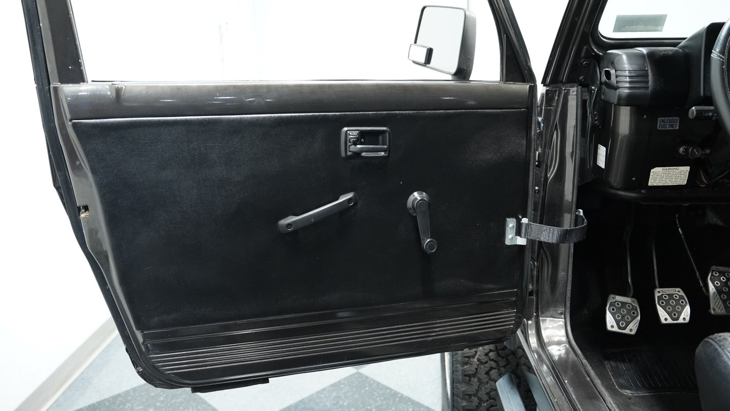 Suzuki-Jimny-1982-SUV-32