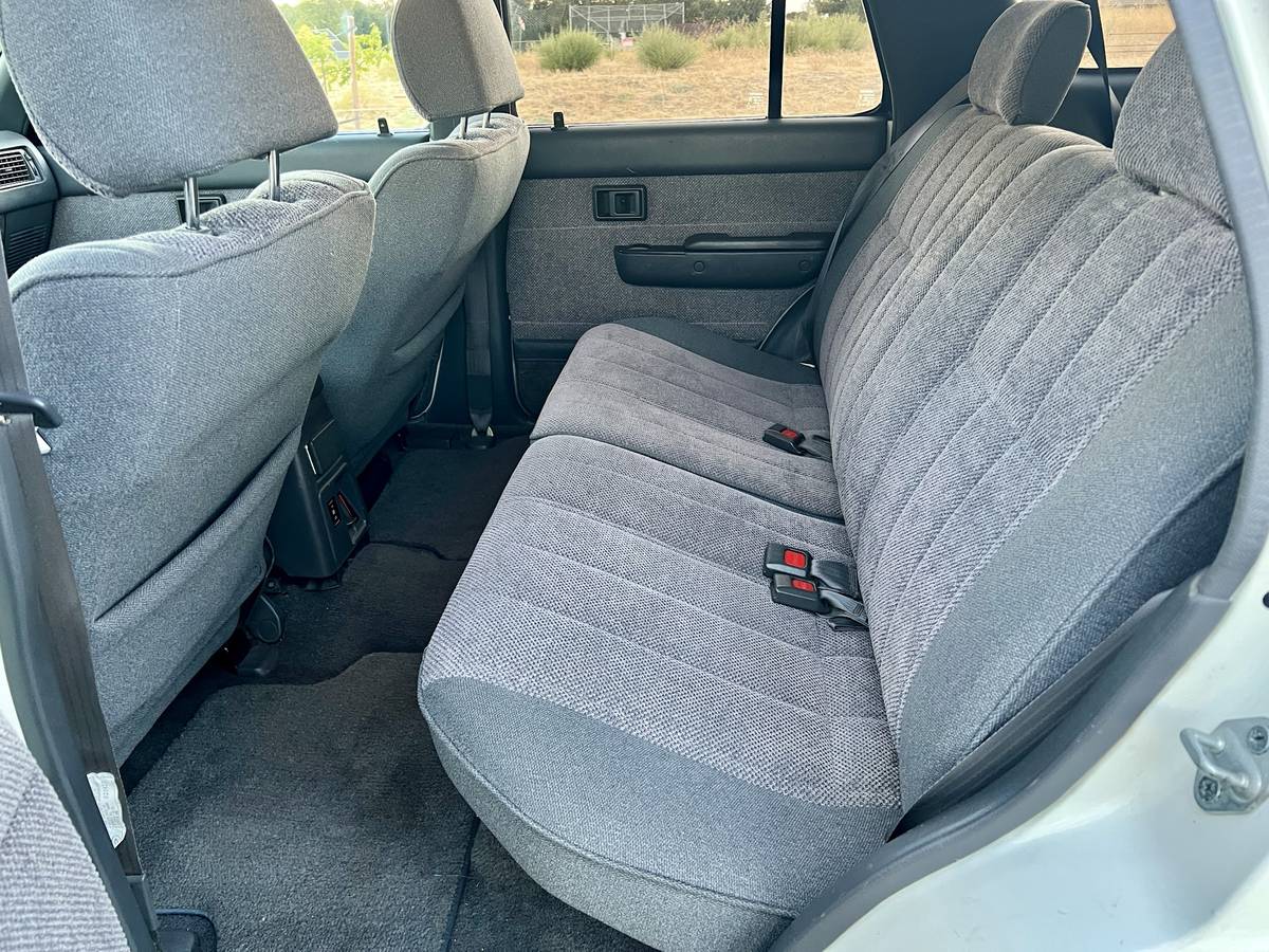 Toyota-4runner-1990-white-15
