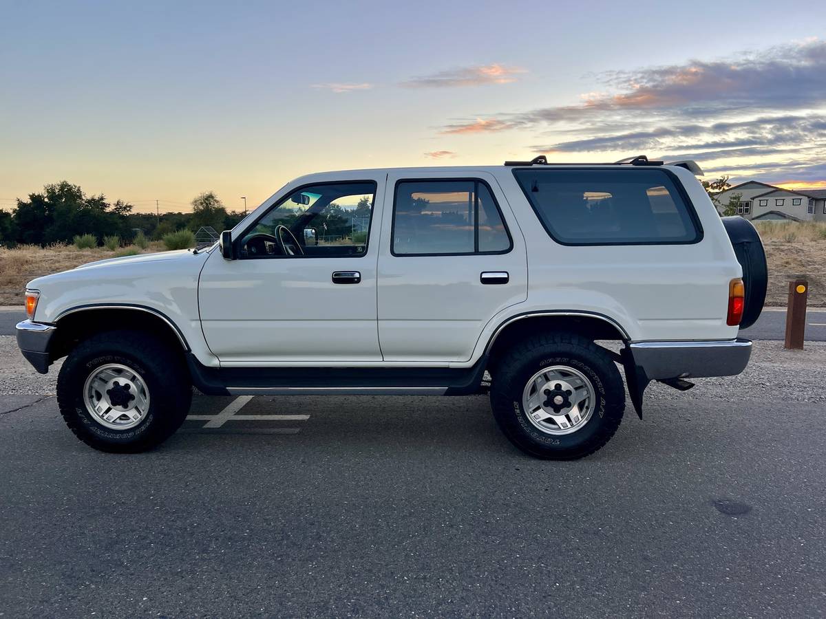 Toyota-4runner-1990-white-8