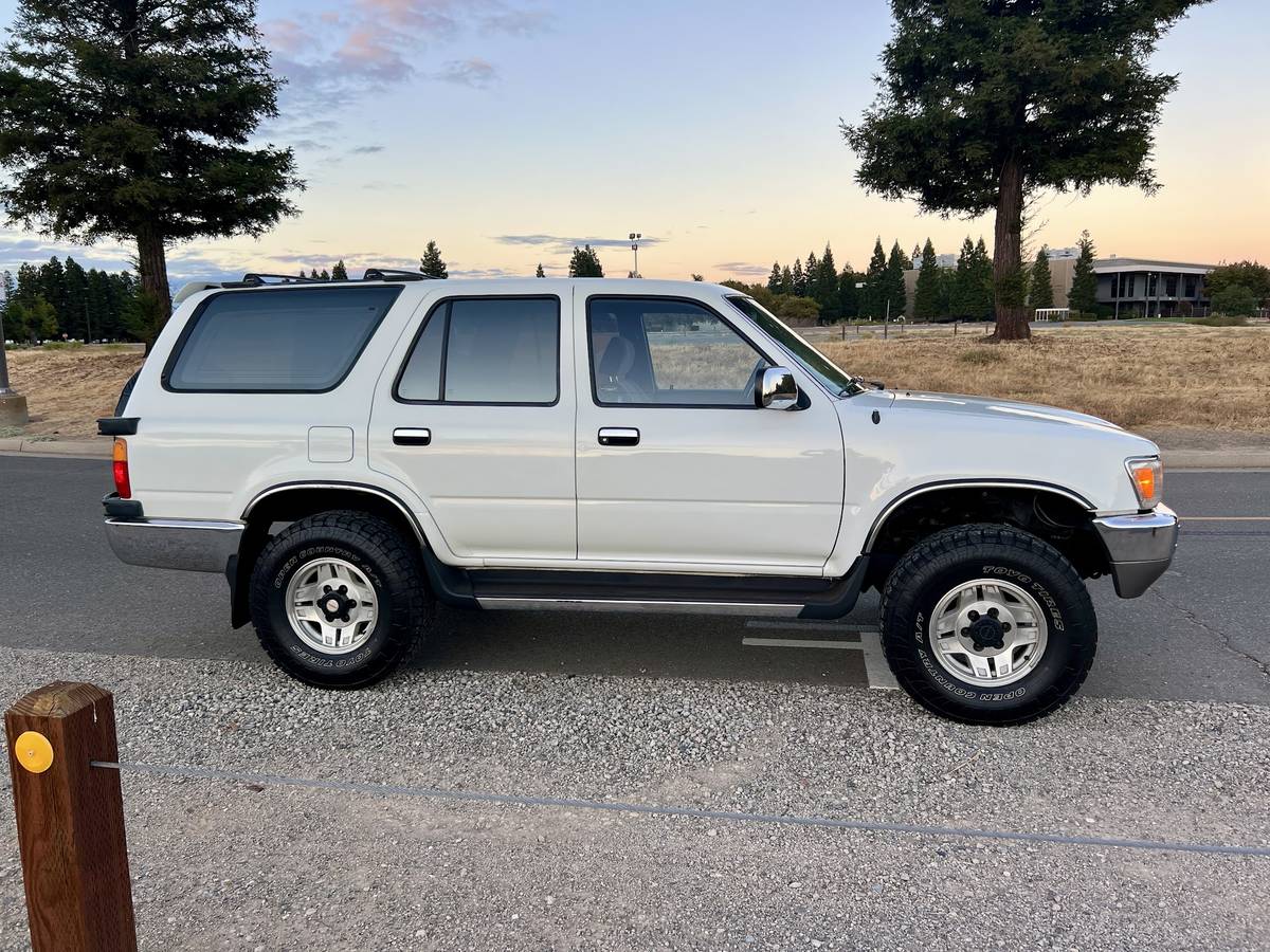 Toyota-4runner-1990-white-9