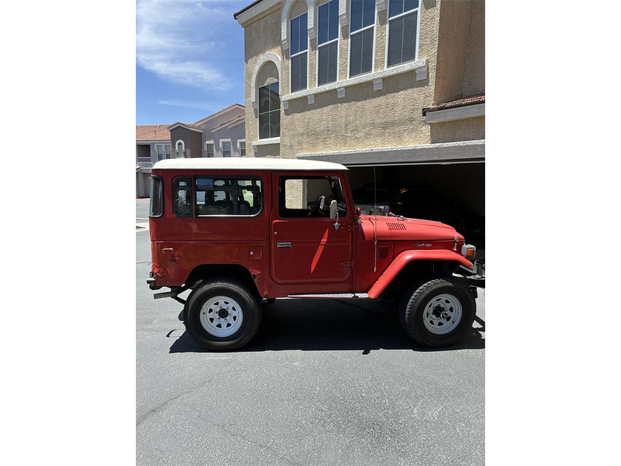 Toyota-Fj-cruiser-1981-Red-Black-4
