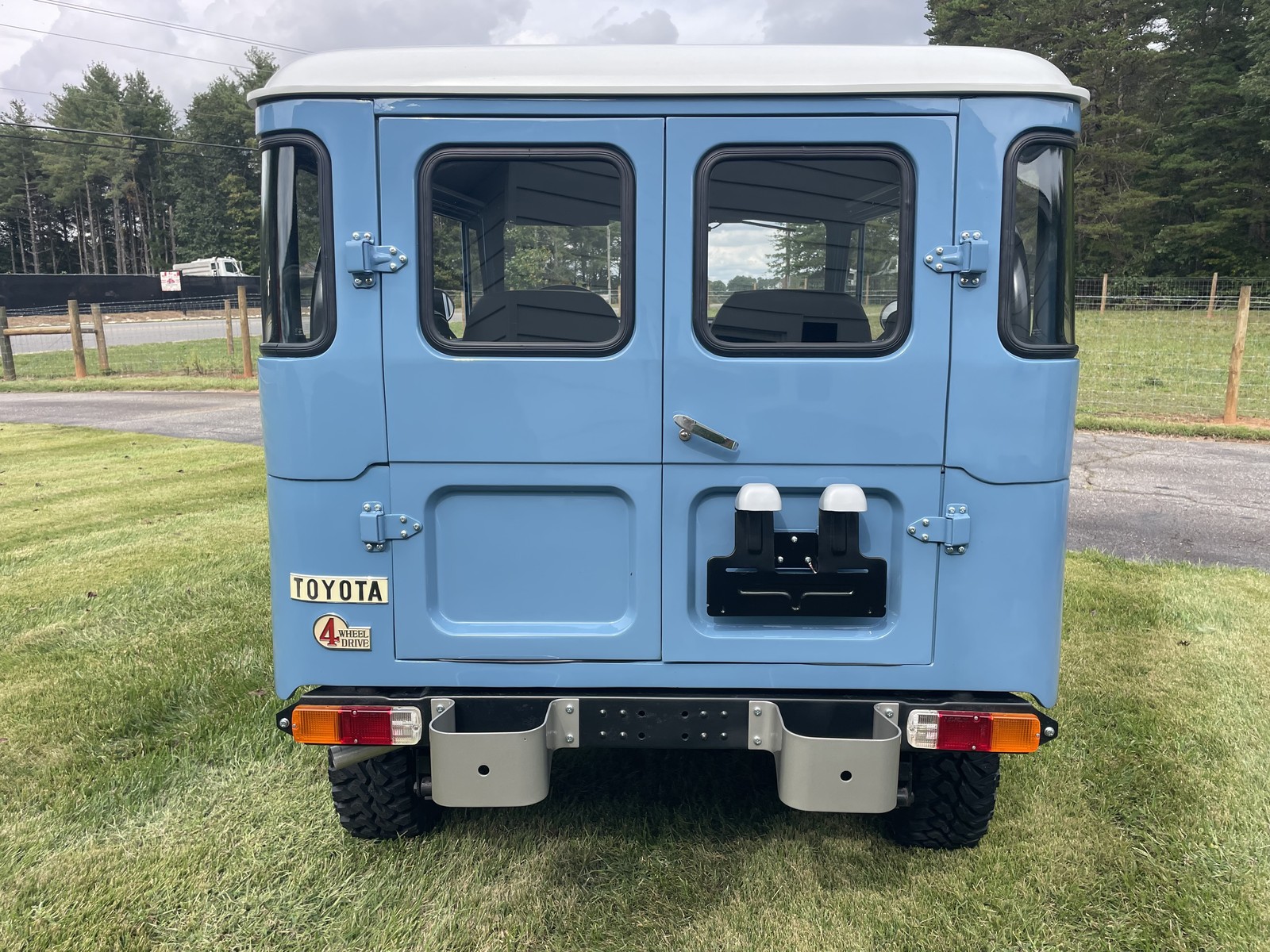 Toyota-Land-Cruiser-1974-SUV-3