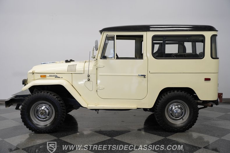 Toyota-Land-cruiser-1970-White-Black-2