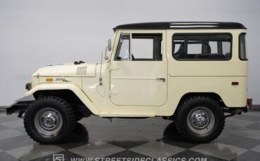Toyota-Land-cruiser-1970-White-Black