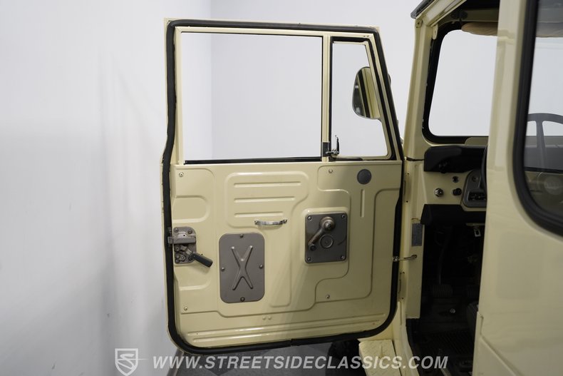 Toyota-Land-cruiser-1970-White-Black-49