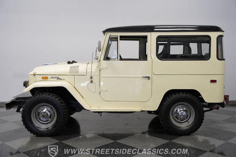 Toyota-Land-cruiser-1970-White-Black