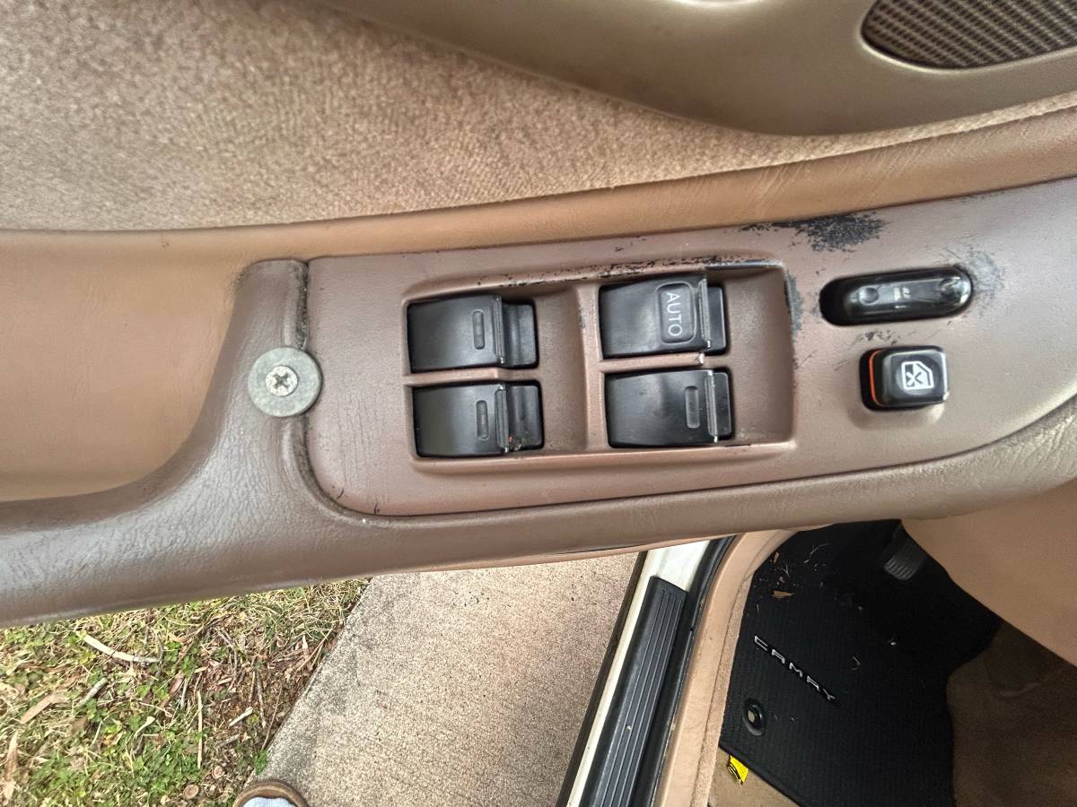 Toyota-avalon-1995-white